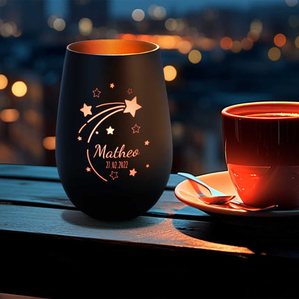 SEO. Deko Windlicht aus Glas mit Gravur - Sternschnuppe - Personalisiert mit Namen & Datum - Schwarz - Gold Linkreich