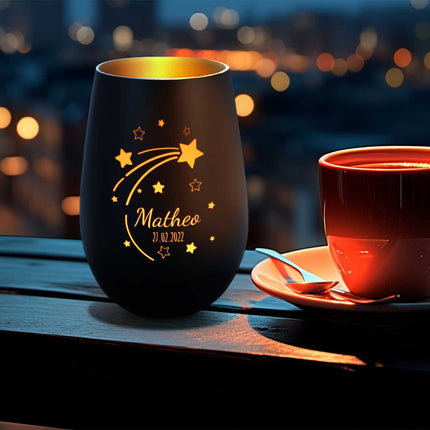 SEO. Deko Windlicht aus Glas mit Gravur - Sternschnuppe - Personalisiert mit Namen & Datum - Weiß - Gold Linkreich
