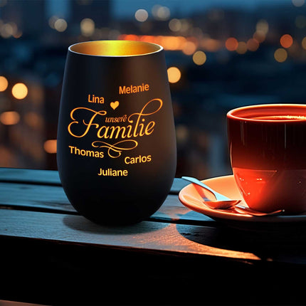 SEO. Deko Windlicht aus Glas mit Gravur - Unsere Familie - Personalisiert mit bis zu fünf Namen - Weiß - Gold Linkreich