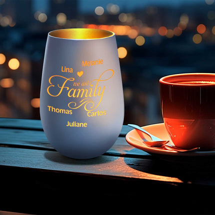 SEO. Deko Windlicht aus Glas mit Gravur - We are Family - Personalisiert mit bis zu fünf Namen - Weiß - Gold Linkreich