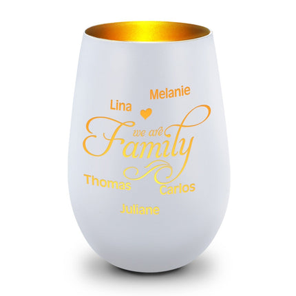SEO. Deko Windlicht aus Glas mit Gravur - We are Family - Personalisiert mit bis zu fünf Namen - Weiß - Gold Linkreich