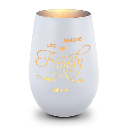 SEO. Deko Windlicht aus Glas mit Gravur - We are Family - Personalisiert mit bis zu fünf Namen - Weiß - Silber Linkreich