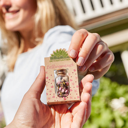 Lieblingsmensch mit handgepflückten Blüten