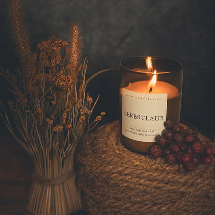 Herbstlaub Duftkerze – Handgefertigt aus Sojawachs & recyceltem Glas für gemütliche Herbstabende