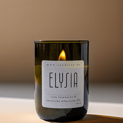 Elysia – Handgefertigte Duftkerze aus Sojawachs mit holzig - floralen Noten für pure Entspannung (Kerze aus alter Weinflasche) kaufen bei Linkreich – Jetzt entdecken!
