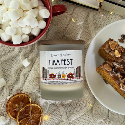 Fika Fest Scented Candle – Charming Aroma of Baked Goods (Scented candle) kaufen bei Linkreich – Jetzt entdecken!