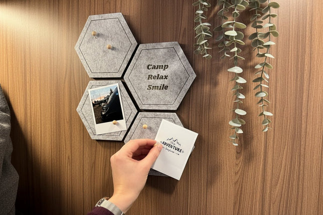 SEO. Filz - Pinnwand 4er - Set, selbstklebend – grau, modern – Notizbrett & Wand - Deko mit Camping - Design – “Camp, Relax, Smile” inkl. 12 Pins - Linkreich
