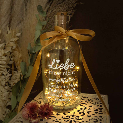 SEO. Flaschenlicht mit LED - Lichterkette und Gravur "Liebe muss nicht perfekt sein" - Linkreich