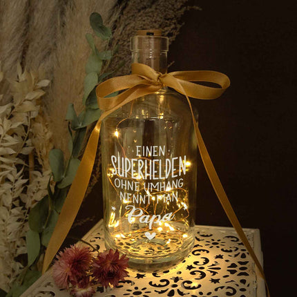 SEO. Flaschenlicht mit LED - Lichterkette und Gravur "Superheld Papa" - Linkreich