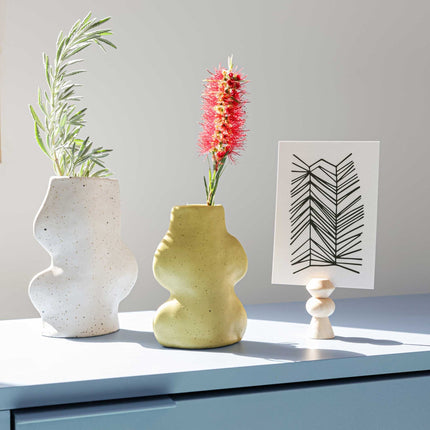 Fluxo Keramikvase mittel Weiß – Handgemachte Blumenvase 10x6x17cm – Moderne Deko Vase aus Portugal – Designvase für Trockenblumen & Schnittblumen