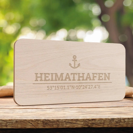 SEO. Frühstücksbrettchen "Heimathafen" mit Koordinaten - Gravur - Linkreich