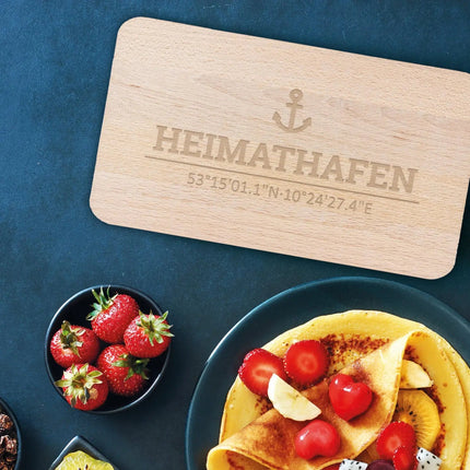 SEO. Frühstücksbrettchen "Heimathafen" mit Koordinaten - Gravur - Linkreich