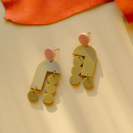 Cinnamon Ohrringe mit Edelstahl Steckern in rosa beige