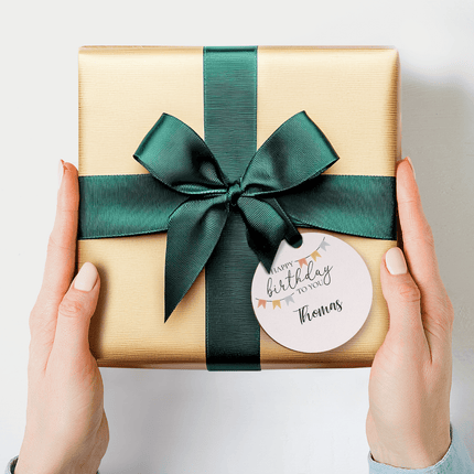 SEO. Geschenkanhänger aus Holz - Happy Birthday - Personalisiert mit Namen - 6cm Linkreich