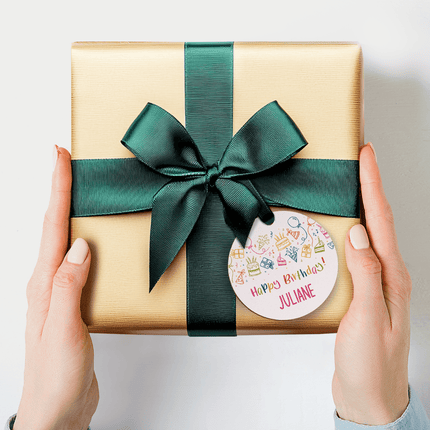 SEO. Geschenkanhänger aus Holz - Happy Birthday - Personalisiert mit Namen - 6cm Linkreich