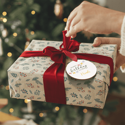 SEO. Geschenkanhänger aus Holz - Happy Birthday - Personalisiert mit Namen - 6cm Linkreich