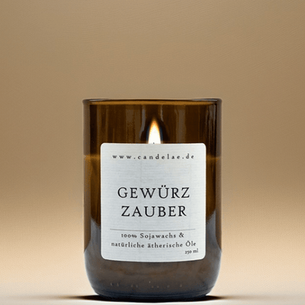Gewürzzauber Duftkerze – Sojawachs mit würzigen ätherischen Ölen | Candelae (Kerze aus alter Weinflasche) kaufen bei Linkreich – Jetzt entdecken!