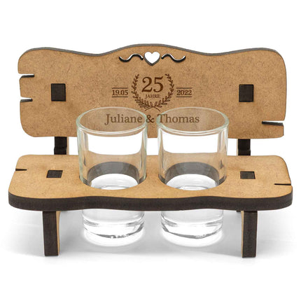 SEO. Gravierte Schnapsbank im Hochzeiten Design mit Namen & Datum + 2 Schnaps - Silberhochzeit Linkreich