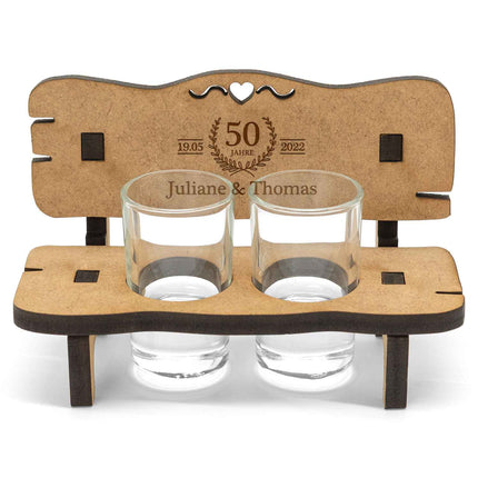 SEO. Gravierte Schnapsbank im Hochzeiten Design mit Namen & Datum + 2 Schnaps - Goldhochzeit Linkreich