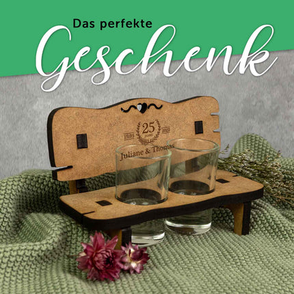 SEO. Gravierte Schnapsbank im Hochzeiten Design mit Namen & Datum + 2 Schnaps - Silberhochzeit Linkreich