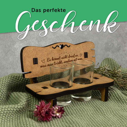 SEO. Gravierte Schnapsbank mit Spruch Es kommt nicht drauf an was man trinkt + 2 Schnapsgläser - Linkreich