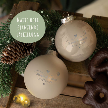 SEO. Gravierte Weihnachtskugel - Paar verliebt - Beige (matt) Linkreich