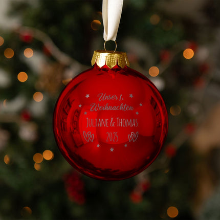 SEO. Gravierte Weihnachtskugel - Unser erstes Weihnachten für Paare - Rot (glänzend) Linkreich