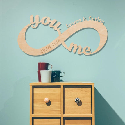 SEO. Graviertes Unendlichkeitszeichen "You & Me" aus Holz mit Namen & Datum - Linkreich