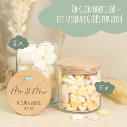 SEO. Graviertes Vorratsglas mit Holzdeckel - Mr & Mrs Symbol - Groß Linkreich
