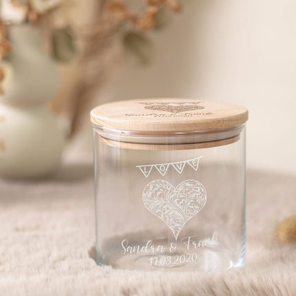 SEO. Graviertes Vorratsglas mit Holzdeckel - Zur Hochzeit - Blumenkranz Linkreich