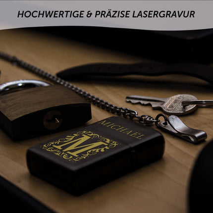 SEO. GRAVURZEILE x ZIPPO Personalisiertes Sturmfeuerzeug - Initalen - Windfest und Langlebig - Nachfüllbar - Linkreich