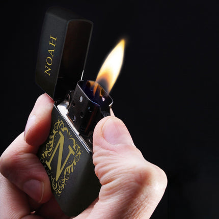 SEO. GRAVURZEILE x ZIPPO Personalisiertes Sturmfeuerzeug - Initalen - Windfest und Langlebig - Nachfüllbar - Linkreich