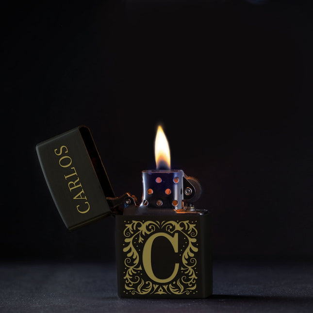 SEO. GRAVURZEILE x ZIPPO Personalisiertes Sturmfeuerzeug - Initalen - Windfest und Langlebig - Nachfüllbar - Linkreich