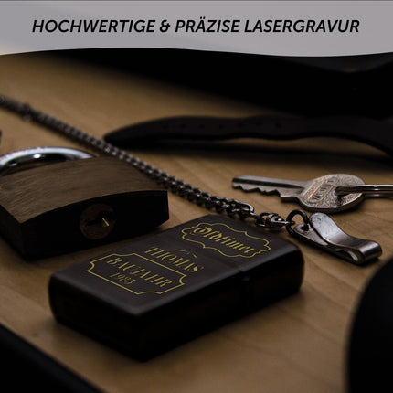 SEO. GRAVURZEILE x ZIPPO Personalisiertes Sturmfeuerzeug - Oldtimer - Windfest und Langlebig - Nachfüllbar - Linkreich