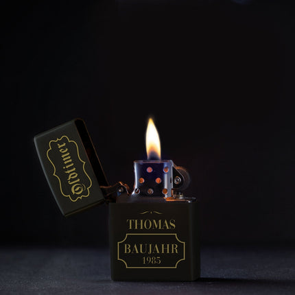 SEO. GRAVURZEILE x ZIPPO Personalisiertes Sturmfeuerzeug - Oldtimer - Windfest und Langlebig - Nachfüllbar - Linkreich
