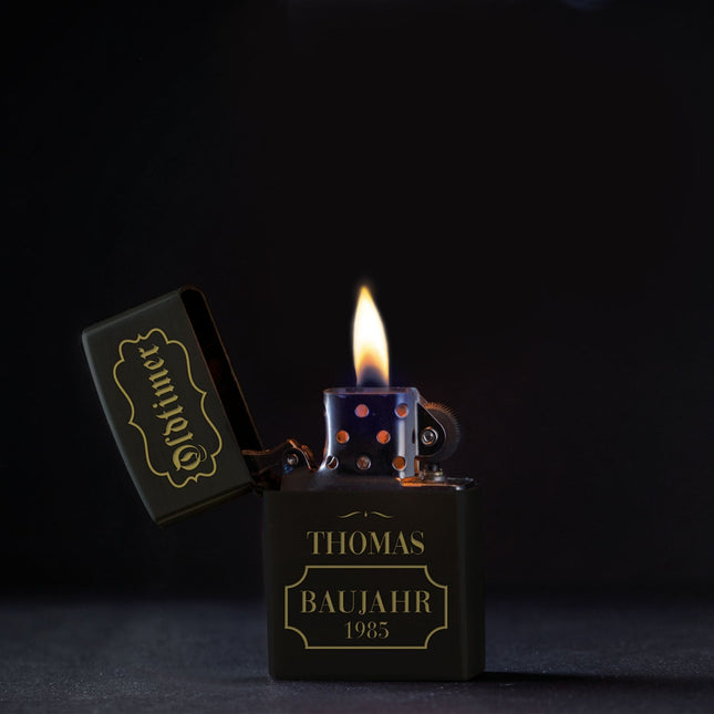 SEO. GRAVURZEILE x ZIPPO Personalisiertes Sturmfeuerzeug - Oldtimer - Windfest und Langlebig - Nachfüllbar - Linkreich