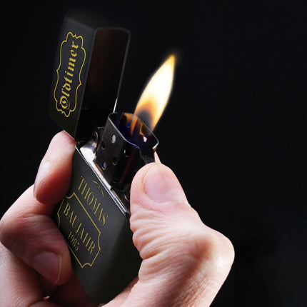 SEO. GRAVURZEILE x ZIPPO Personalisiertes Sturmfeuerzeug - Oldtimer - Windfest und Langlebig - Nachfüllbar - Linkreich