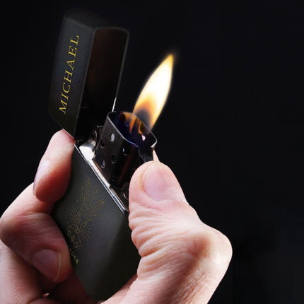 SEO. GRAVURZEILE x ZIPPO Personalisiertes Sturmfeuerzeug - Sternzeichen - Windfest und Langlebig - Nachfüllbar - Linkreich