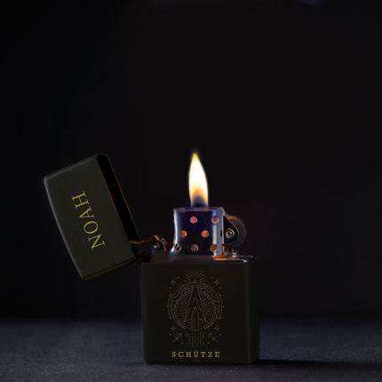 SEO. GRAVURZEILE x ZIPPO Personalisiertes Sturmfeuerzeug - Sternzeichen - Windfest und Langlebig - Nachfüllbar - Linkreich
