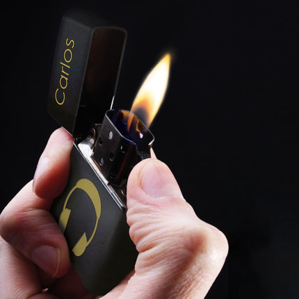 SEO. GRAVURZEILE x ZIPPO Personalisiertes Sturmfeuerzeug - Wunschtext & Icon - Windfest und Langlebig - Nachfüllbar - Linkreich