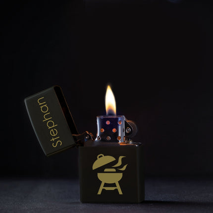 SEO. GRAVURZEILE x ZIPPO Personalisiertes Sturmfeuerzeug - Wunschtext & Icon - Windfest und Langlebig - Nachfüllbar - Linkreich