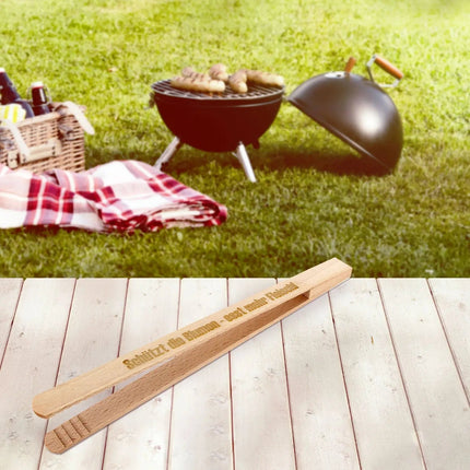SEO. Grillzange mit Gravur aus Buchenholz 30cm - The regels sind the regels Linkreich