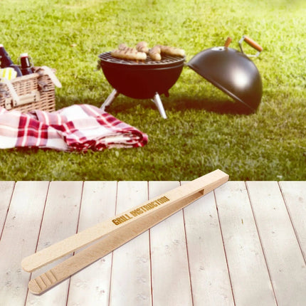 SEO. Grillzange mit Gravur aus Buchenholz 30cm - The regels sind the regels Linkreich