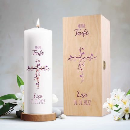 SEO. Große Kerze "Blumenkreuz" - Taufkerze mit Namen & Datum - Lila - Kiste Linkreich