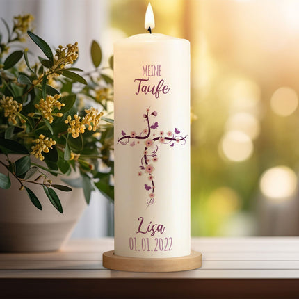 SEO. Große Kerze "Blumenkreuz" - Taufkerze mit Namen & Datum - Lila - Kiste Linkreich
