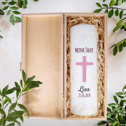 SEO. Große Kerze "Kreuz" - Taufkerze mit Namen, Datum & Taufspruch - Mädchen mit Kiste Linkreich