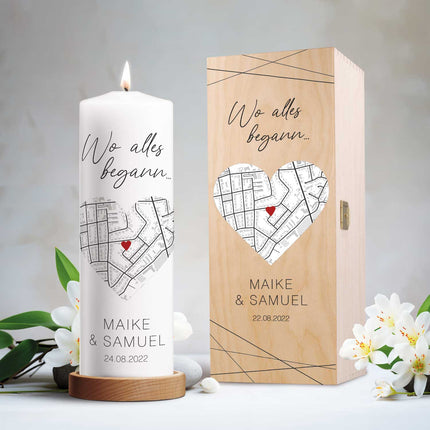 SEO. Große Kerze "Wo alles begann" - Personalisiertes Geschenk mit Namen, Datum, Ort & Wunschtext - mit Kiste Linkreich