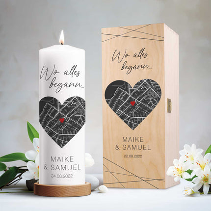 SEO. Große Kerze "Wo alles begann" - Personalisiertes Geschenk mit Namen, Datum, Ort & Wunschtext - mit Kiste Linkreich