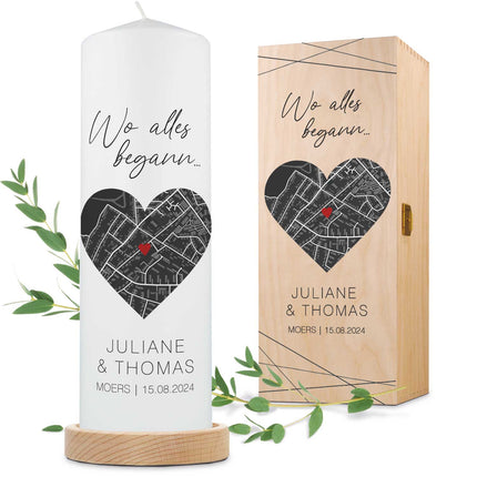 SEO. Große Kerze "Wo alles begann" - Personalisiertes Geschenk mit Namen, Datum, Ort & Wunschtext - mit Kiste Linkreich