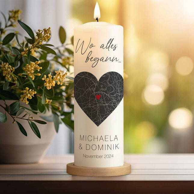 SEO. Große Kerze "Wo alles begann" - Personalisiertes Geschenk mit Namen, Datum, Ort & Wunschtext - ohne Kiste Linkreich